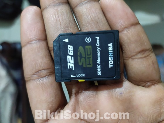 Toshiba 32GB memory card.